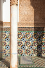 Tombeaux Saadiens,  mur et sol en carreaux colorés, Marrakech, Maroc