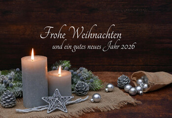 Weihnachtskarte: Romantische Dekoration mit brennenden Kerzen, Weihnachtskugeln und Tannenzweigen...