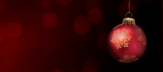 Rote Weihnachtskugel an einem Tannenzweig