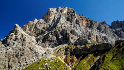 Lo spettacolare sentiero delle Crode Rosse con vista sul gruppo roccioso delle Pale di San Martino....