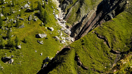 Lo spettacolare sentiero delle Crode Rosse con vista sul gruppo roccioso delle Pale di San Martino....