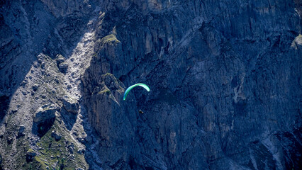 Lo spettacolare sentiero delle Crode Rosse con vista sul gruppo roccioso delle Pale di San Martino....