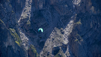 Lo spettacolare sentiero delle Crode Rosse con vista sul gruppo roccioso delle Pale di San Martino....