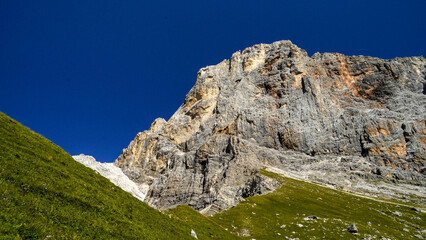 Lo spettacolare sentiero delle Crode Rosse con vista sul gruppo roccioso delle Pale di San Martino. Dolomiti, San Martino di Castrozza, Trentino, Italia
