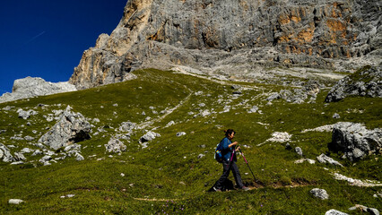 Obraz premium Lo spettacolare sentiero delle Crode Rosse con vista sul gruppo roccioso delle Pale di San Martino. Dolomiti, San Martino di Castrozza, Trentino, Italia