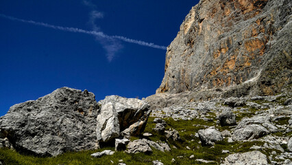 Fototapeta premium Lo spettacolare sentiero delle Crode Rosse con vista sul gruppo roccioso delle Pale di San Martino. Dolomiti, San Martino di Castrozza, Trentino, Italia