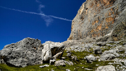 Lo spettacolare sentiero delle Crode Rosse con vista sul gruppo roccioso delle Pale di San Martino....