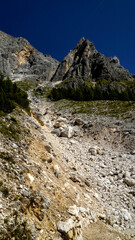 Lo spettacolare sentiero delle Crode Rosse con vista sul gruppo roccioso delle Pale di San Martino. Dolomiti, San Martino di Castrozza, Trentino, Italia