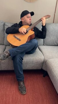 Hombre tocando guitarra espa&ntilde;ola en plano completo