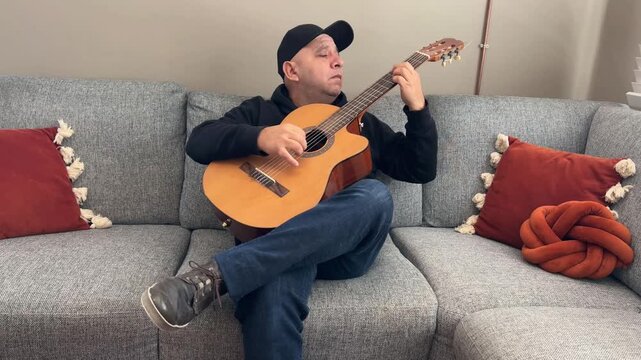 Hombre tocando guitarra espa&ntilde;ola en plano abierto