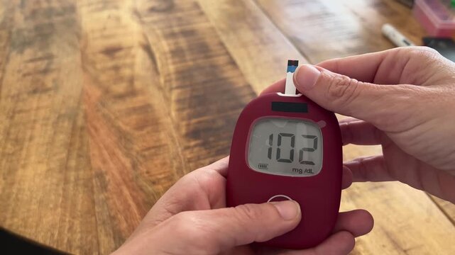 Gluc&oacute;metro mostrando medici&oacute;n de glucosa en tiempo real