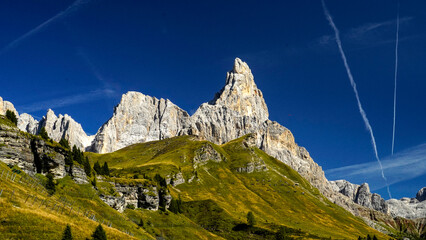 Lo spettacolare sentiero delle Crode Rosse con vista sul gruppo roccioso delle Pale di San Martino. Dolomiti, San Martino di Castrozza, Trentino, Italia