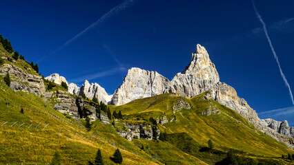 Lo spettacolare sentiero delle Crode Rosse con vista sul gruppo roccioso delle Pale di San Martino....