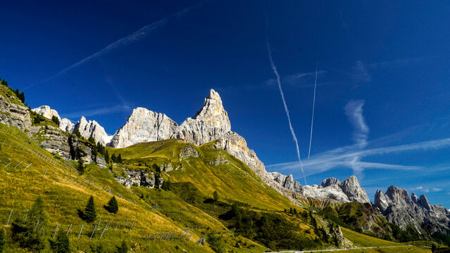 Lo spettacolare sentiero delle Crode Rosse con vista sul gruppo roccioso delle Pale di San Martino. Dolomiti, San Martino di Castrozza, Trentino, Italia