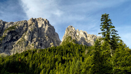 Lo spettacolare sentiero delle Crode Rosse con vista sul gruppo roccioso delle Pale di San Martino. Dolomiti, San Martino di Castrozza, Trentino, Italia