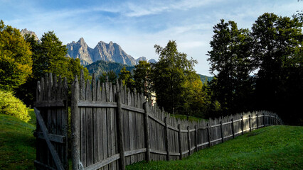 Lo spettacolare sentiero delle Crode Rosse con vista sul gruppo roccioso delle Pale di San Martino....