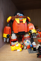 Obraz premium Lego Robotnik and Tails figures on a shelf, a fun scene from the Sonic universe