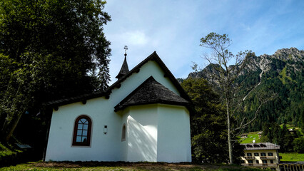 Lo spettacolare sentiero delle Crode Rosse con vista sul gruppo roccioso delle Pale di San Martino. Dolomiti, San Martino di Castrozza, Trentino, Italia