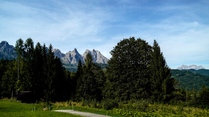 Lo spettacolare sentiero delle Crode Rosse con vista sul gruppo roccioso delle Pale di San Martino. Dolomiti, San Martino di Castrozza, Trentino, Italia
