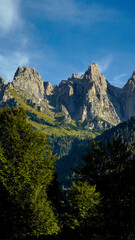 Lo spettacolare sentiero delle Crode Rosse con vista sul gruppo roccioso delle Pale di San Martino. Dolomiti, San Martino di Castrozza, Trentino, Italia