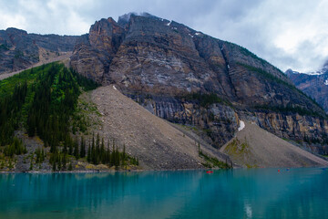 Obraz premium People Enjoy Canoeing on a Lake in Banff, Canada During Summer