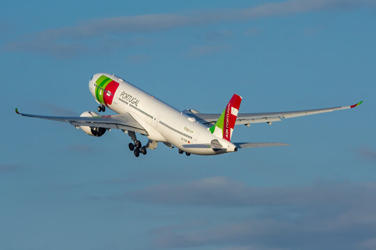 Avi&oacute;n de l&iacute;nea de largo radio Airbus A330 neo de la aerol&iacute;nea TAP Air Portugal despegando en el aeropuerto de Lisboa con matr&iacute;cula CS-TUR.
