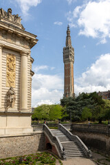 Porte de Paris et beffroi &agrave; Lille