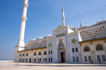 Fototapeta premium Breathtaking Front View of Grand Mosque Çamlıca in Istanbul, Turkey