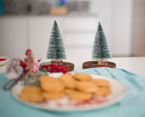Galletitas recien horneadas sobre la mesa con decoracion de navidad