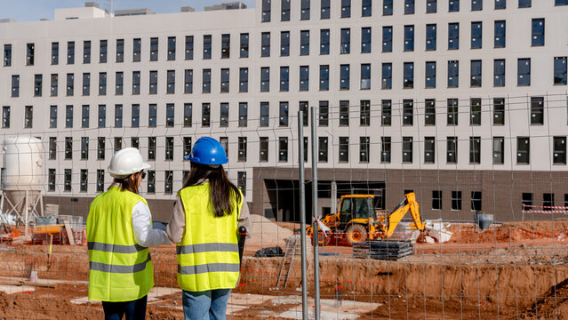 Architect and engineer discussing construction planning