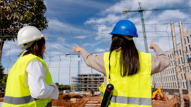 Architect and engineer collaborate on construction site