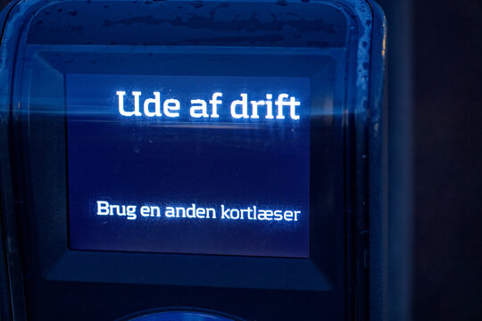 Blue lit card reader displaying ude af drift error message in Danish