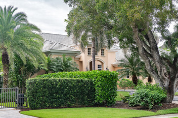 Obraz premium Suburban Florida House with Lush Greenery