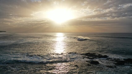 Obraz premium I watch the waves and contemplate the sunset by the sea