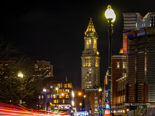 Naklejka premium Custom House Tower Illuminated at Night in Downtown Boston