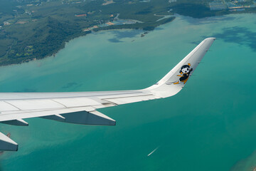 Fototapeta premium Scoot Airbus A321neo in a right turn over the coast of Phuket.
