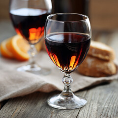 고급 레드와인 잔과 빵이 어우러진 감성 테이블 연출