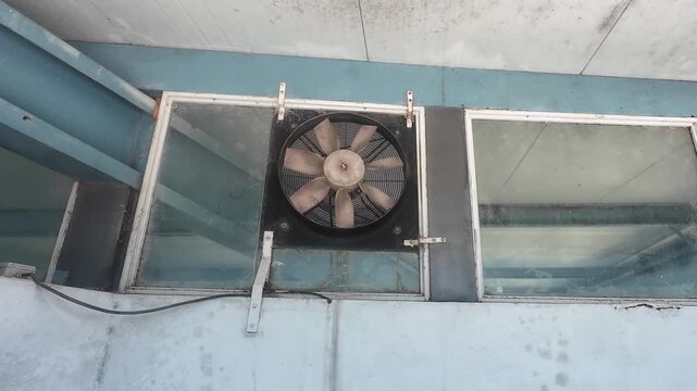 Klimaanlage Ventilator au&szlig;en &ndash; Au&szlig;eneinheit mit L&uuml;fter Klimaanlage von au&szlig;en gefilmt