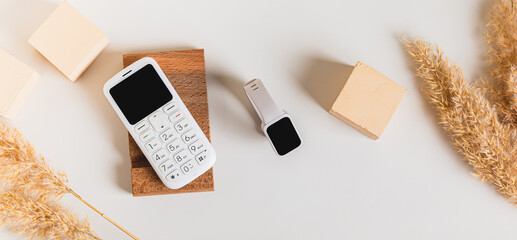 Wireless communication between a dump telephone and a fitness bracelet top view web banner