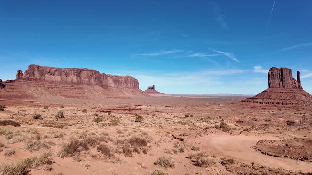 The area around Kayenta is primarily characterized by desert and semi-desert landscapes. Here you can see majestic red cliffs, low hills, canyons, and desert plains.