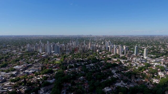 Vista a&eacute;rea con drone del centro de Lomas de Zamora y la Avenida Hip&oacute;lito Yrigoyen con Lan&uacute;s y el skyline de Puerto Madero de fondo. Buenos Aires, Argentina