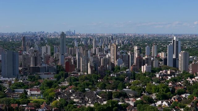 Vista a&eacute;rea con drone del centro de Lomas de Zamora y la Avenida Hip&oacute;lito Yrigoyen con Lan&uacute;s y el skyline de Puerto Madero de fondo. Buenos Aires, Argentina