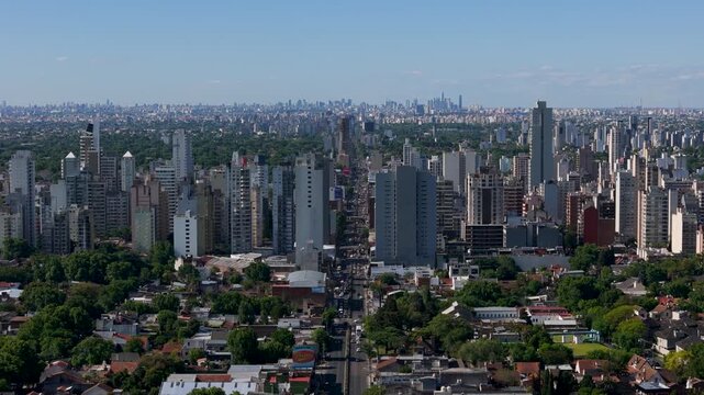 Vista a&eacute;rea con drone del centro de Lomas de Zamora y la Avenida Hip&oacute;lito Yrigoyen con Lan&uacute;s y el skyline de Puerto Madero de fondo. Buenos Aires, Argentina