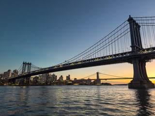 Obraz premium Manhattan Bridge and Brooklyn Bridge at Sunset over the East River