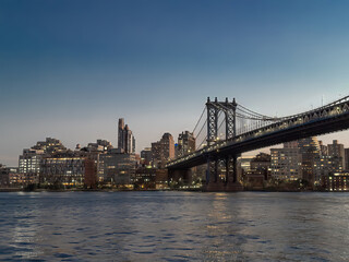 Obraz premium Manhattan Bridge and Brooklyn Waterfront at Dusk