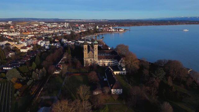 Kloster Hofen, auch bekannt als Schloss Friedrichshafen, Benediktinerkloster am Bodensee, Stadt Friedrichshafen, Deutschland Luftaufnahme. Schlosskirche aerial view in Germany, Friedrichshafen. 