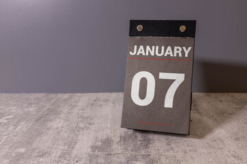 Cube shape calendar for January 07 on wooden surface