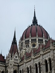 Obraz premium The Hungarian Parliament building in Budapest during the day in cloudy weather.