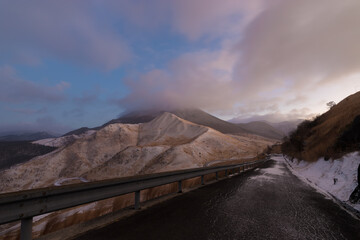 由布岳と雪景色（大分県由布市湯布院）