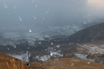 湯布院の街と雪景色（大分県由布市湯布院）